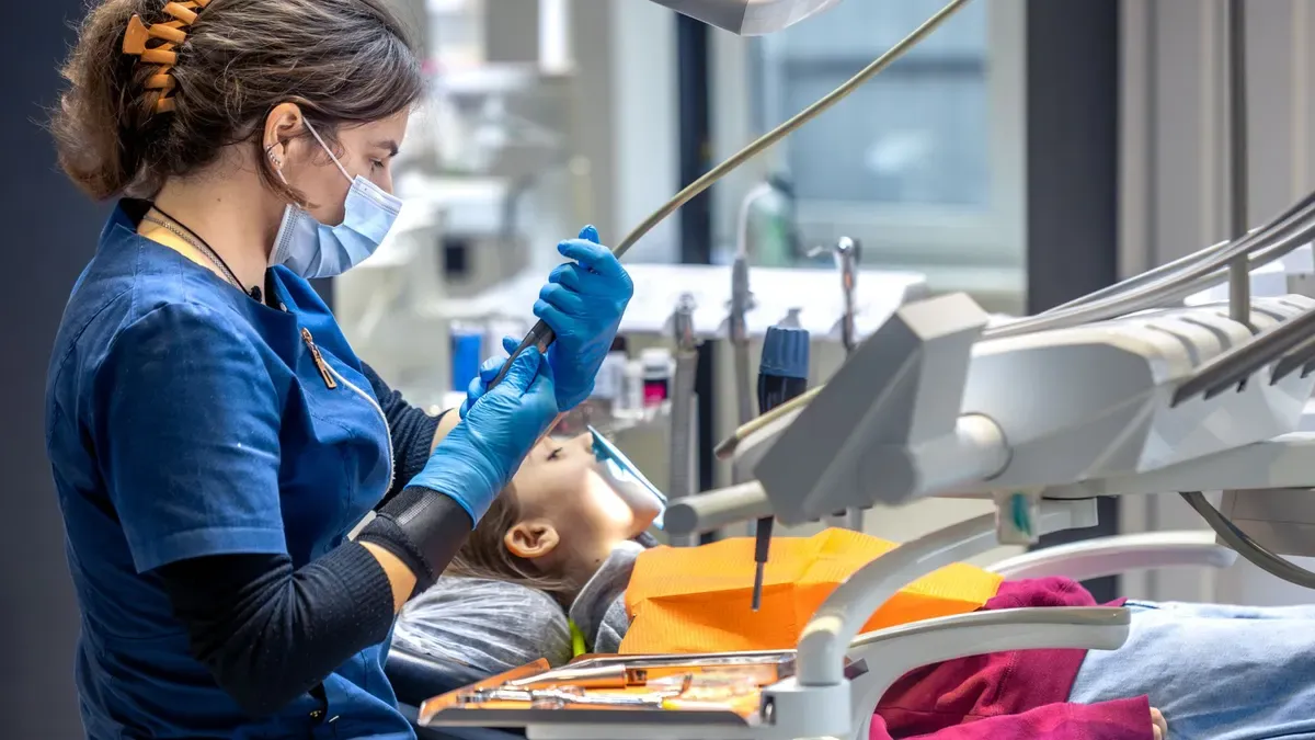 Batom nos dentes? Atenção!