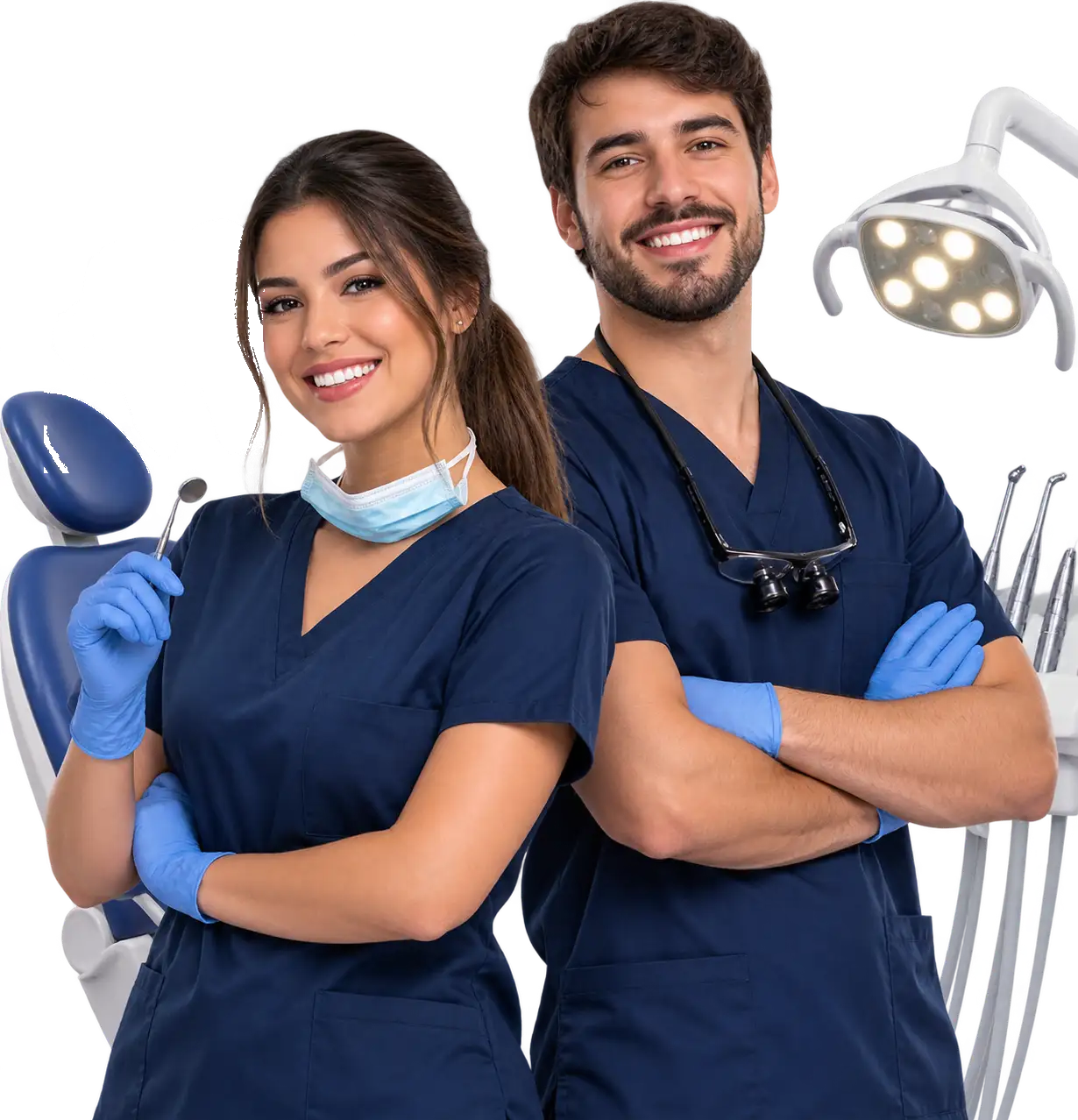 Dois profissionais de saúde bucal sorrindo, de uniforme e luvas, em ambiente de consultório odontológico