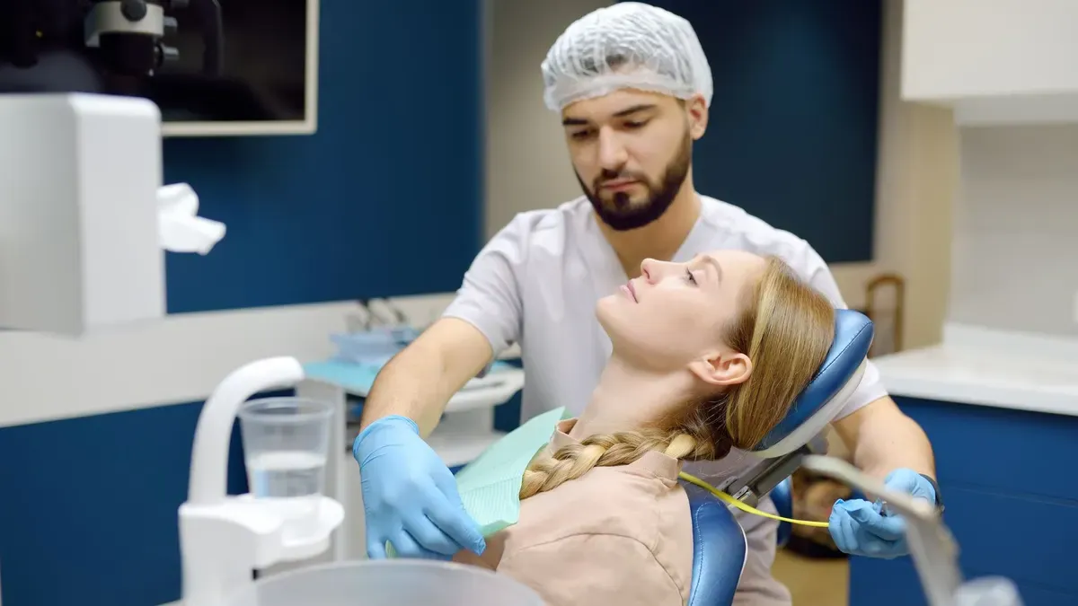 Ser auxiliar de dentista é o mesmo que ser secretária?