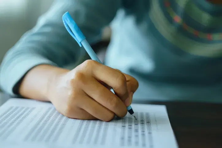 Veja 10 concursos públicos para ASB em maio